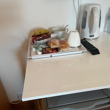 רויסליפ Tj Homes - Double Room With Single Bed - 3 Min To Tube Station - London מראה חיצוני תמונה