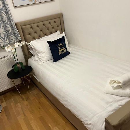 רויסליפ Tj Homes - Double Room With Single Bed - 3 Min To Tube Station - London מראה חיצוני תמונה