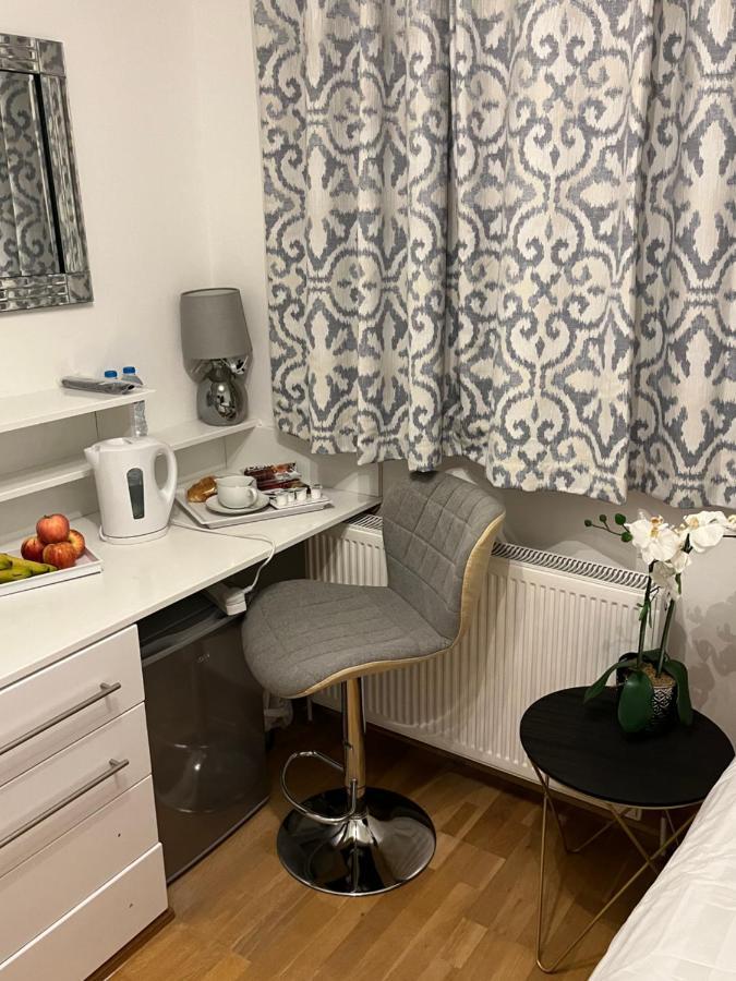 רויסליפ Tj Homes - Double Room With Single Bed - 3 Min To Tube Station - London מראה חיצוני תמונה