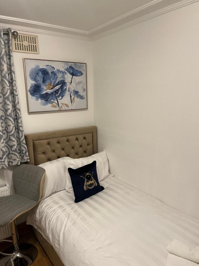 רויסליפ Tj Homes - Double Room With Single Bed - 3 Min To Tube Station - London מראה חיצוני תמונה