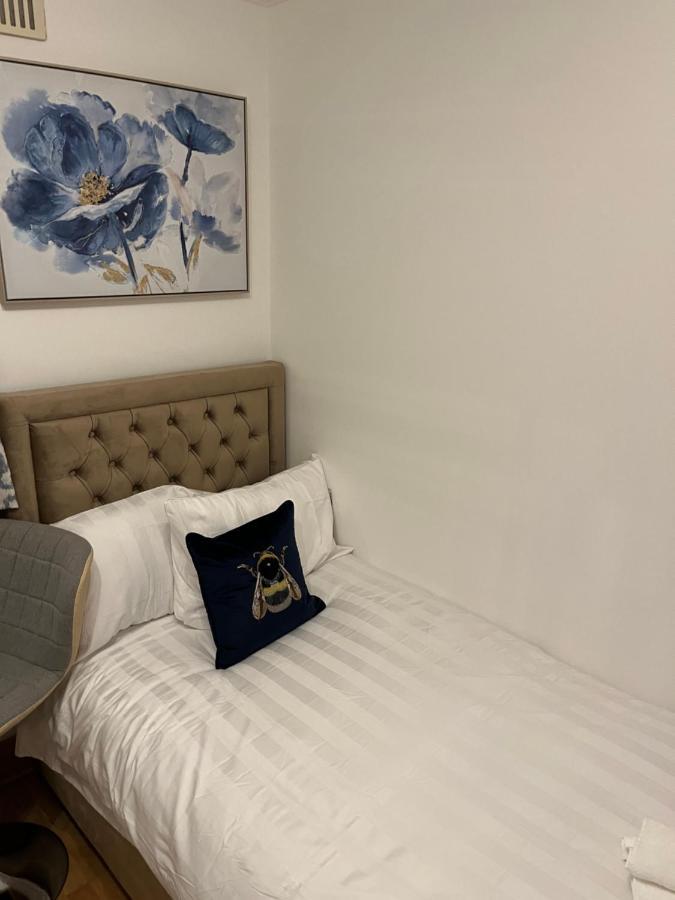 רויסליפ Tj Homes - Double Room With Single Bed - 3 Min To Tube Station - London מראה חיצוני תמונה