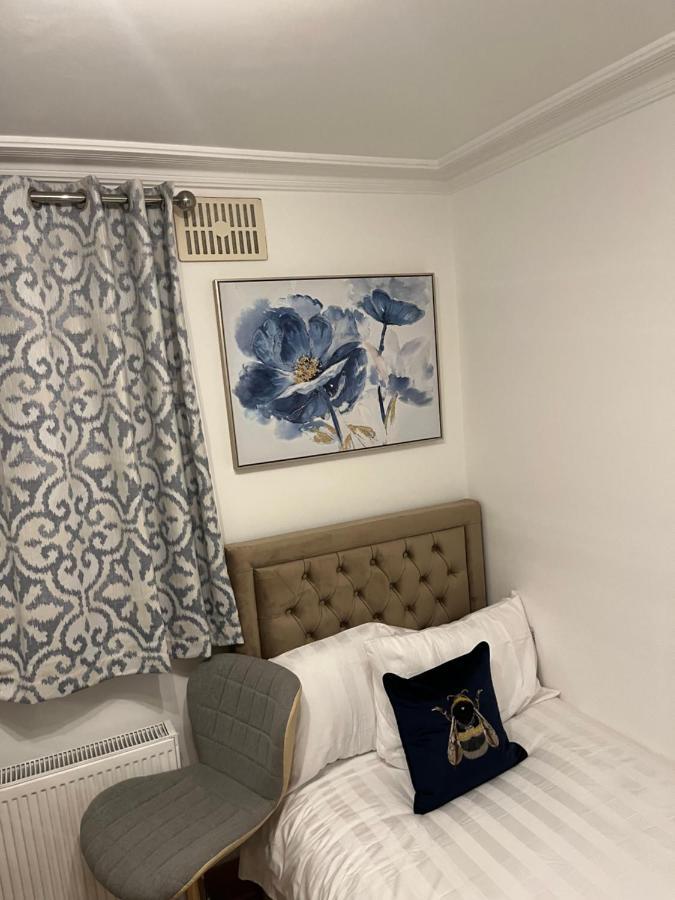 רויסליפ Tj Homes - Double Room With Single Bed - 3 Min To Tube Station - London מראה חיצוני תמונה